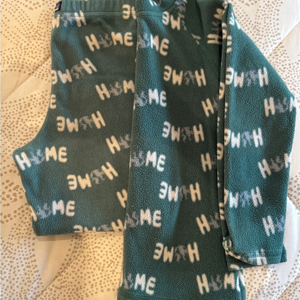 Cozy Patagonia MicroD Green Fleece Top & Bottom Set 5T